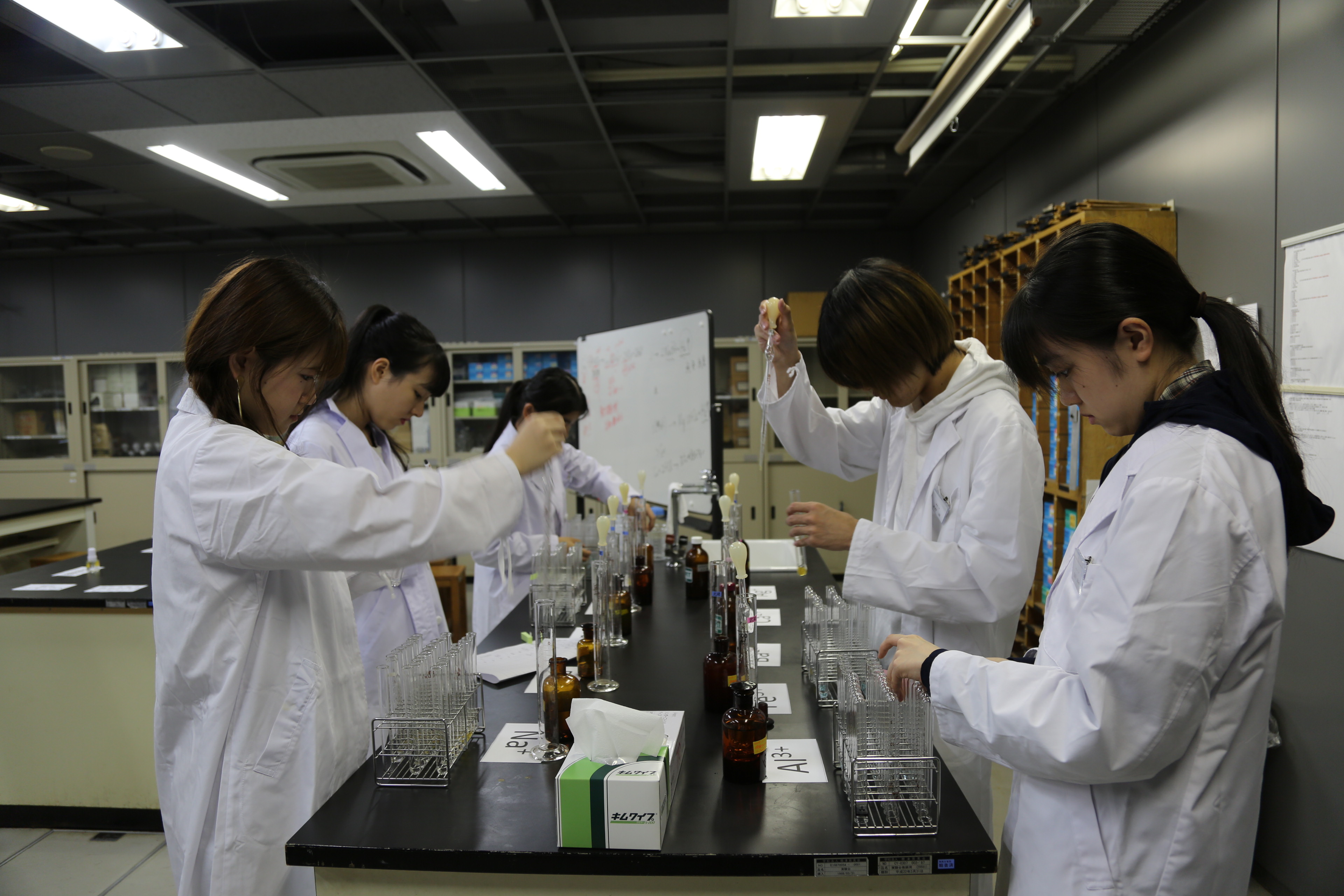 化学の魅力を実体験するサイエンスラボ講座（化学）の授業風景