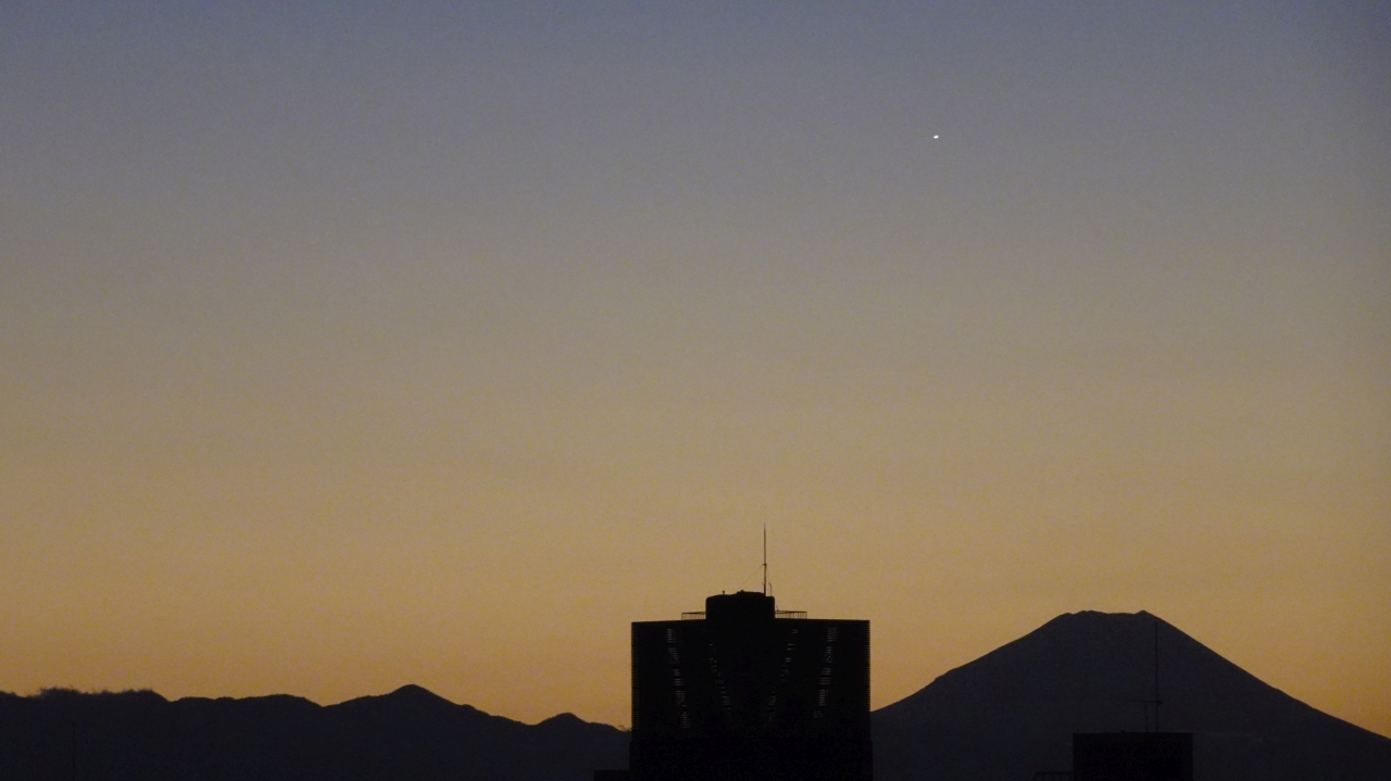 富士山と西の空に輝く金星