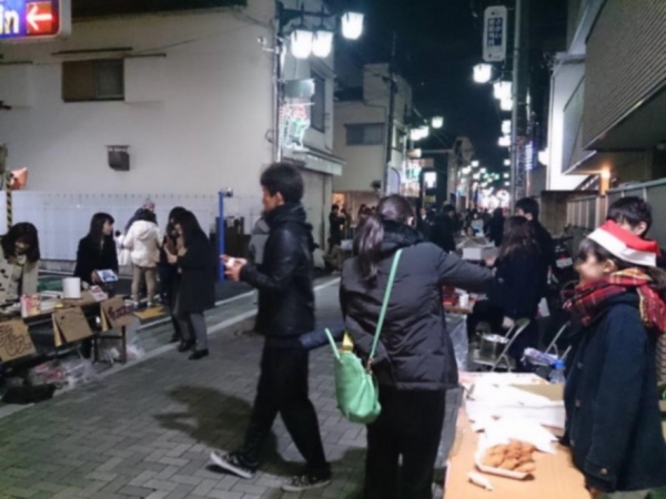 閉店時刻の8時まで、もうひと踏ん張り。