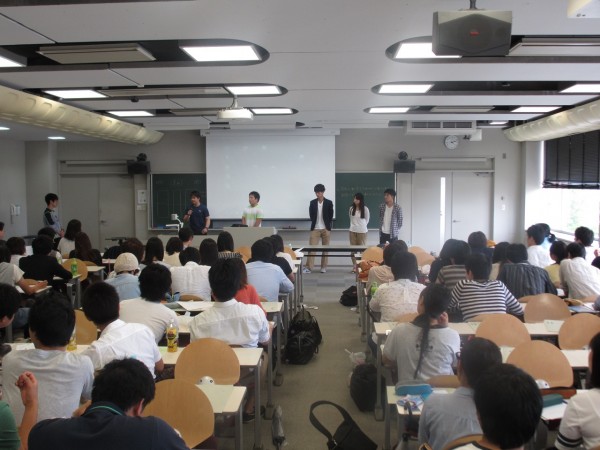 教育実習報告会(報告風景)