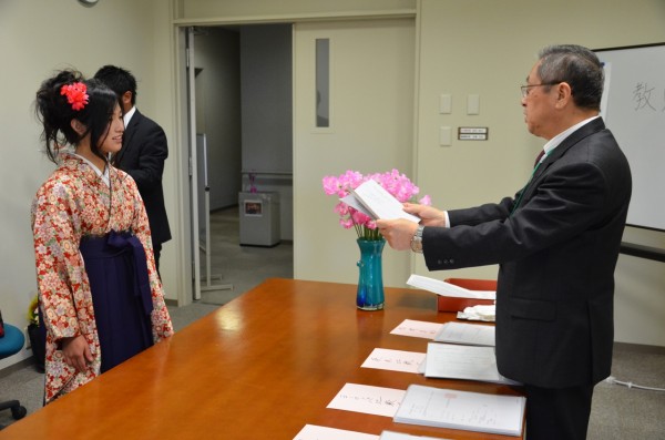 写真 教員免許状授与(1)