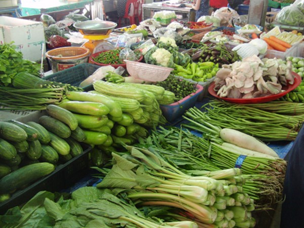 いつも同じ野菜屋さんでタイらしい野菜を買うのですが、野菜だけでなく、木の若い葉があったりします。トウガラシも沢山の種類があり、キュウリやナスも多様で、キノコもあります。