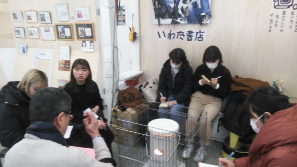 北海道滝川市のいわた書店で取材する学生達
