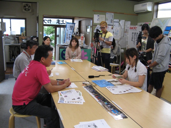 学生による被災地支援のための市民メディアプロジェクトによる名取市閖上地区での取材風景