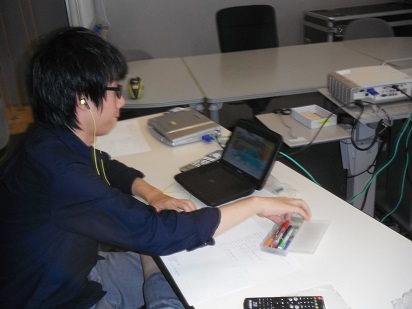 写真1　ＤＶＤプレイヤーを持ち込んでアニメを見ています