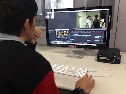 映像を編集する学生