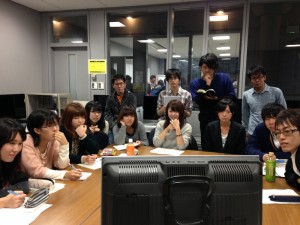 テーマを絞り込むヒントがないかと、先輩たちが制作したニュースクリップに見入るゼミ生たち