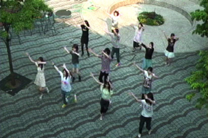 早朝、大学構内で踊る学生たち