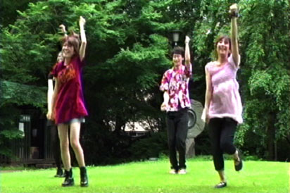 早朝、大学構内で踊る学生たち
