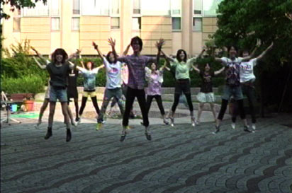 早朝、大学構内で踊る学生たち03